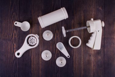 Krema ve kurabiye kalıpları olan bir pasta şırıngası.