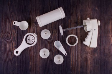 Krema ve kurabiye kalıpları olan bir pasta şırıngası.