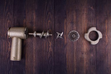 Tahta bir masada parçalanmış et öğütücüsü.