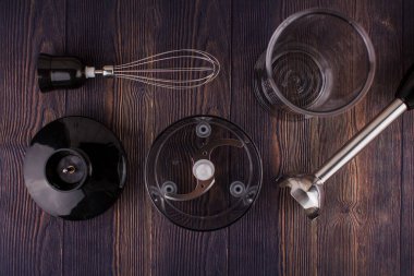 Tahta masada çırpıcı ve çırpıcı.