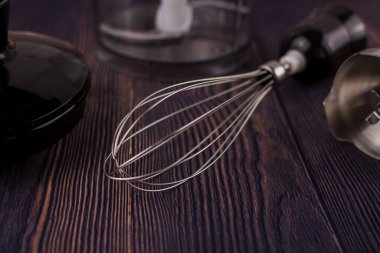 Tahta masada çırpıcı ve çırpıcı.