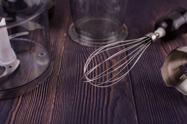 Tahta masada çırpıcı ve çırpıcı.