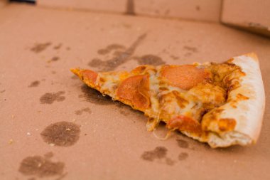 Kutudaki son dilim salamlı pizza.