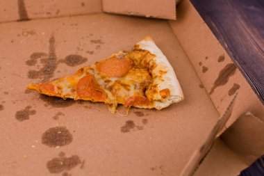Kutudaki son dilim salamlı pizza.