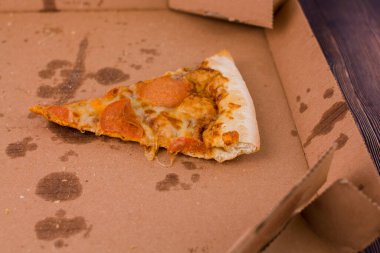 Kutudaki son dilim salamlı pizza.