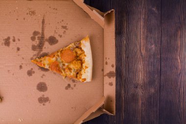 Kutudaki son dilim salamlı pizza.