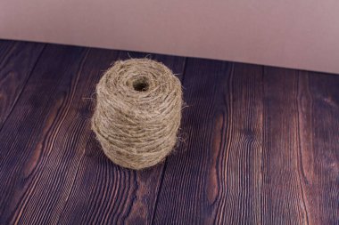 Ahşap arka planda karanlık bir gemi ipliği.