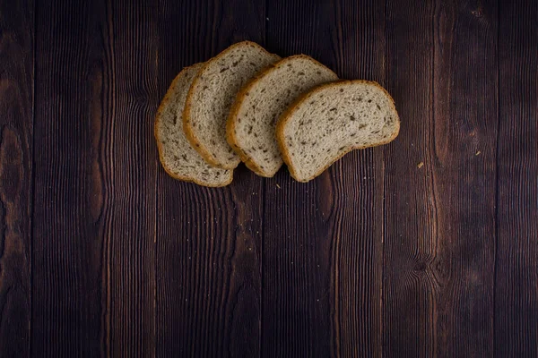 Нарезанный Хлеб Столе Темного Дерева — стоковое фото