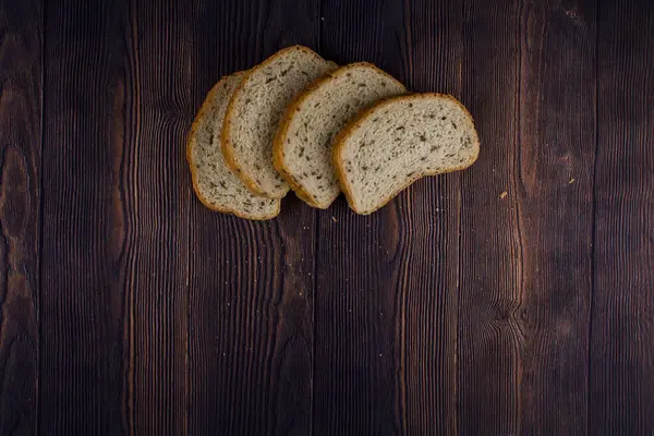 Krájený Chléb Stole Tmavého Dřeva — Stock fotografie