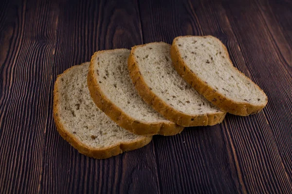 Ein Geschnittenes Brot Auf Einem Dunklen Holztisch — Stockfoto