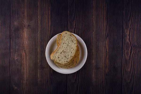 Ein Geschnittenes Brot Auf Einem Dunklen Holztisch — Stockfoto