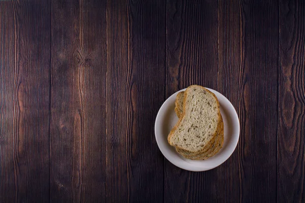 Ein Geschnittenes Brot Auf Einem Dunklen Holztisch — Stockfoto