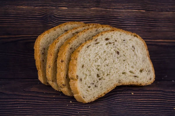 Koyu Ahşap Bir Masada Dilimlenmiş Bir Ekmek — Stok fotoğraf