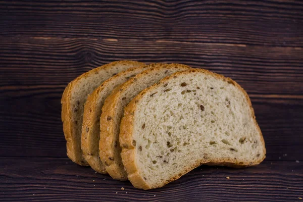 Ein Geschnittenes Brot Auf Einem Dunklen Holztisch — Stockfoto