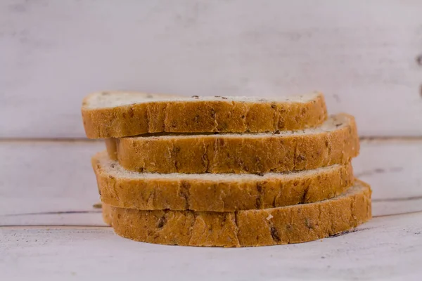 Ein Scheibenbrot Auf Einem Hölzernen Tisch — Stockfoto