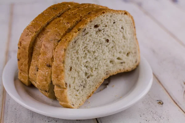 Een Gesneden Brood Een Houten Tafel — Stockfoto