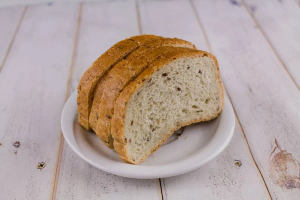 Ένα Κομμένο Ψωμί Ένα Ξύλινο Τραπέζι — Φωτογραφία Αρχείου
