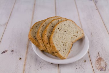 Ahşap bir masada dilimlenmiş bir ekmek.