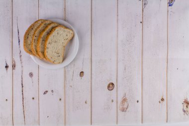 Ahşap bir masada dilimlenmiş bir ekmek.