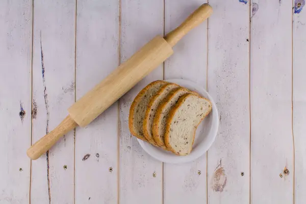 木制桌子上的切片面包 — 图库照片