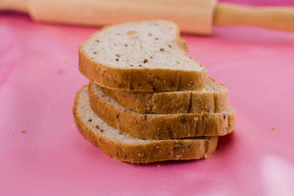 Ein Geschnittenes Brot Mit Nudelholz Auf Dem Tuch — Stockfoto