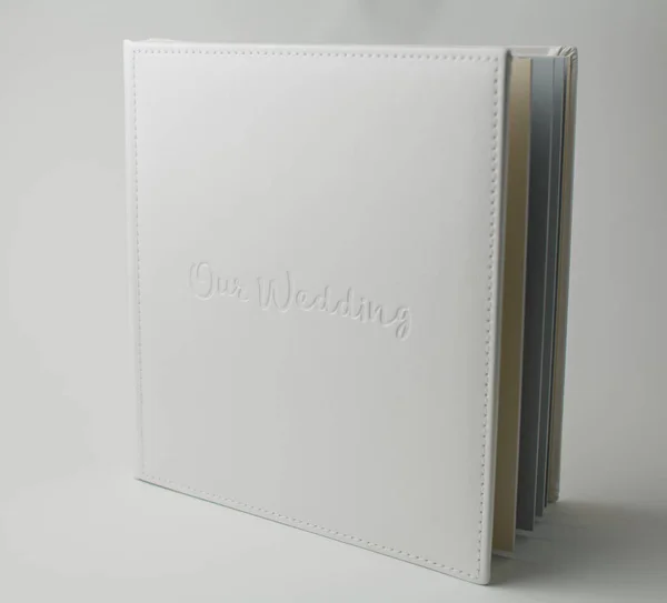 Ein Weißes Hochzeits Fotobuch Aus Weißem Leder Auf Weißem Hintergrund — Stockfoto