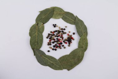 Beyaz arka planda karabiberli bir defne yaprağı.