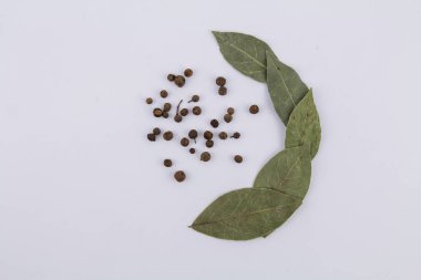 Beyaz arka planda tatlı bezelyeler olan bir defne yaprağı.
