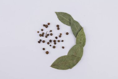 Beyaz arka planda tatlı bezelyeler olan bir defne yaprağı.
