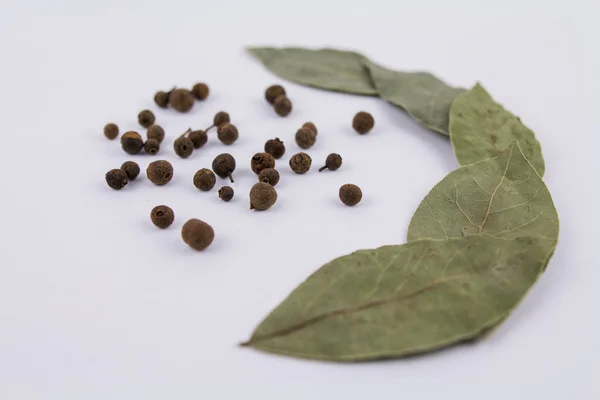 Una Hoja Laurel Con Guisantes Dulces Sobre Fondo Blanco —  Fotos de Stock