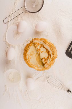 Tavuklu ince yuvarlak krep ve beyaz tabakta un.