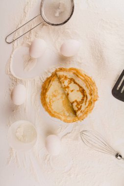 Tavuklu ince yuvarlak krep ve beyaz tabakta un.