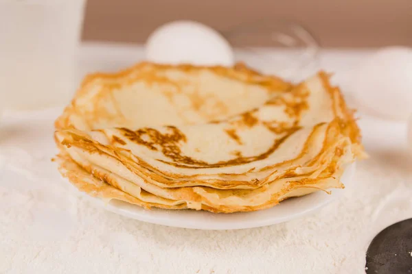 Uma Bela Rodada Panquecas Finas Mesa Cozinha Com Farinha Batedor — Fotografia de Stock