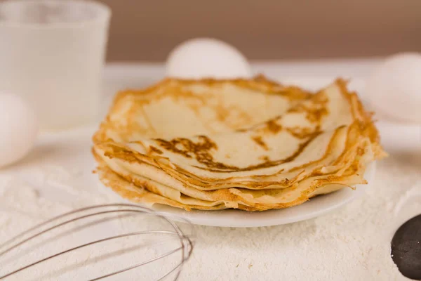 Krásný Kulatý Tenký Palačinky Kuchyňském Stole Moukou Whisk Vejce — Stock fotografie