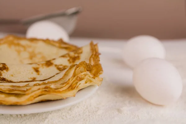 Krásný Kulatý Tenký Palačinky Kuchyňském Stole Moukou Whisk Vejce — Stock fotografie