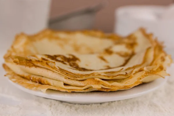 Uma Bela Rodada Panquecas Finas Mesa Cozinha Com Farinha Batedor — Fotografia de Stock