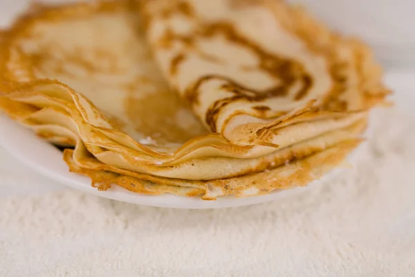 Hermoso Panqueques Finos Redondos Mesa Cocina Con Harina Batidor Huevos — Foto de Stock