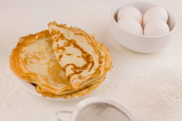 Pancake Bulat Tipis Dengan Telur Ayam Dan Tepung Piring Putih — Stok Foto