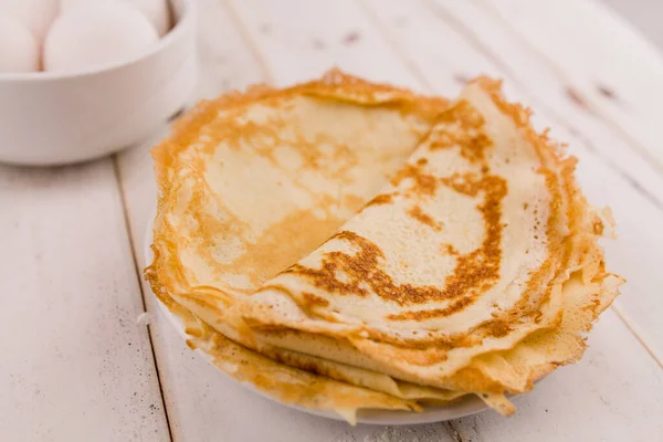 Deliciosas Panquecas Redondas Finas Uma Placa Branca Mesa Madeira Cozinha — Fotografia de Stock