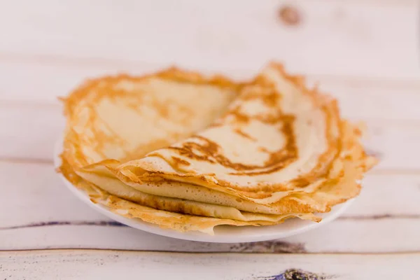 Uma Deliciosa Panquecas Redondas Finas Uma Placa Branca Uma Mesa — Fotografia de Stock