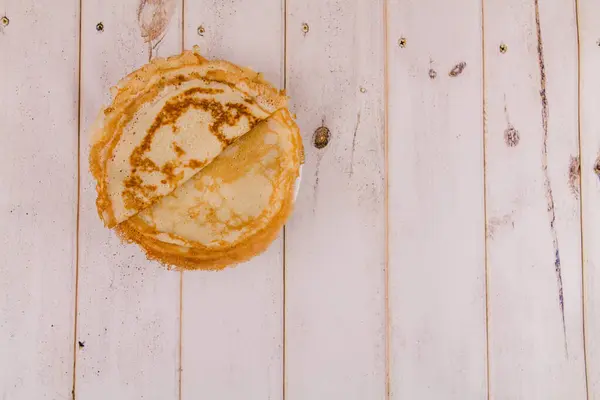 Una Deliciosa Tortitas Redondas Delgadas Plato Blanco Una Mesa Madera — Foto de Stock