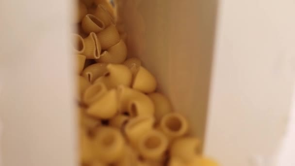 Italiensk Hård Hvede Pasta Hældt Fra Hvid Kasse Bordet – Stock-video