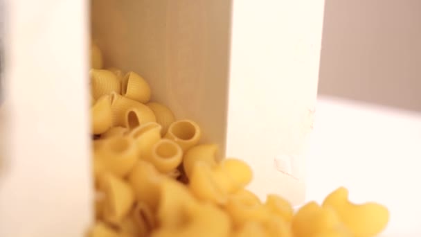 Pasta Italiana Trigo Duro Vertida Una Caja Blanca Sobre Mesa — Vídeos de Stock