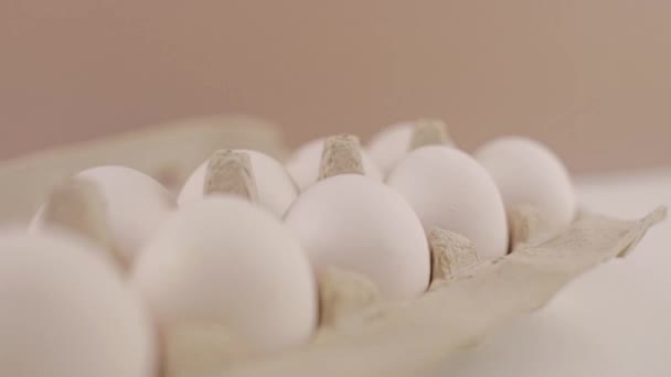 Huevos Gallina Crudos Frescos Una Bandeja Cartón Sobre Fondo Blanco — Vídeos de Stock