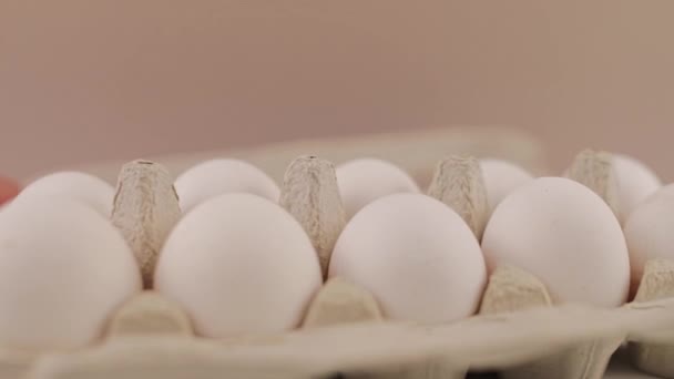 Färsk Kyckling Ägg Kartong Bricka Vit Bakgrund — Stockvideo