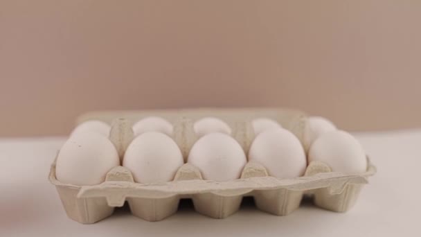 Huevos Gallina Crudos Frescos Una Bandeja Cartón Sobre Fondo Blanco — Vídeo de stock