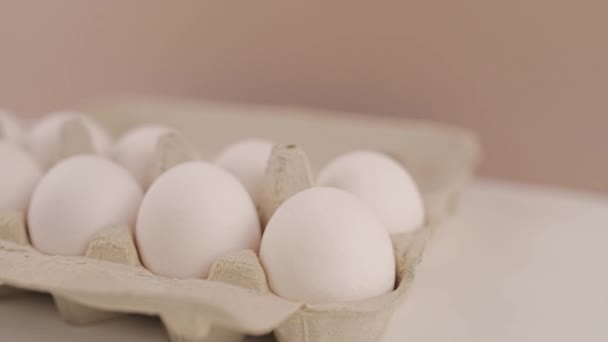 Huevos Gallina Crudos Frescos Una Bandeja Cartón Sobre Fondo Blanco — Vídeos de Stock