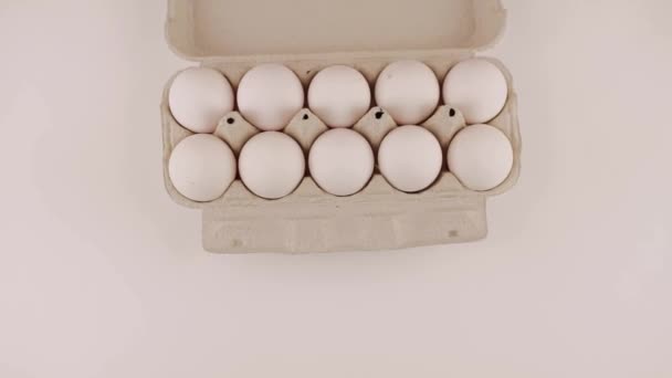Свіжі Сирі Курячі Яйця Картонному Лотку Білому Тлі — стокове відео