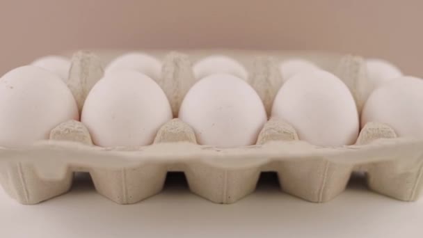 Ein Frisches Rohes Hühnerei Einer Pappschale Auf Weißem Hintergrund — Stockvideo