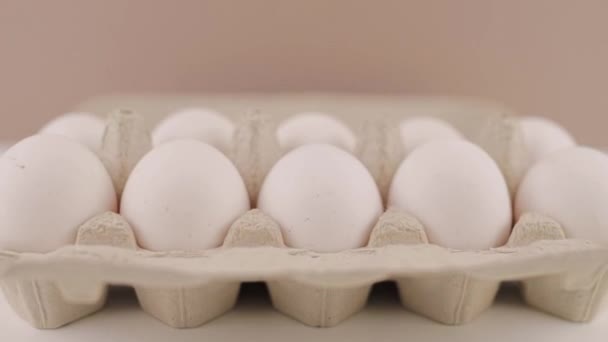 Ovos Frango Crus Frescos Uma Bandeja Papelão Fundo Branco — Vídeo de Stock